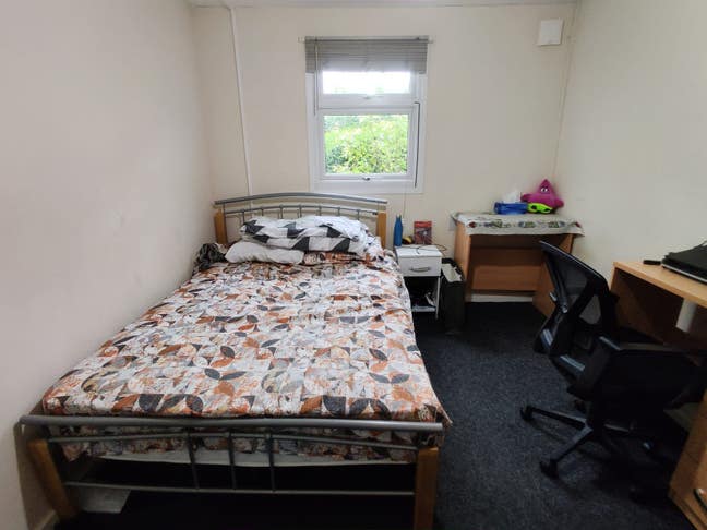 Sunny double room in central Cowley  Main Photo
