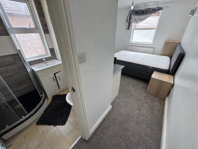 Cosy en-suite room to rent in central MK Main Photo