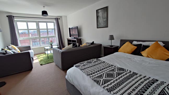 Large room in a Jewellery Quarter flat Main Photo