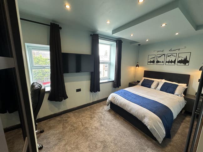 XL double room in a newly refurbished home Main Photo