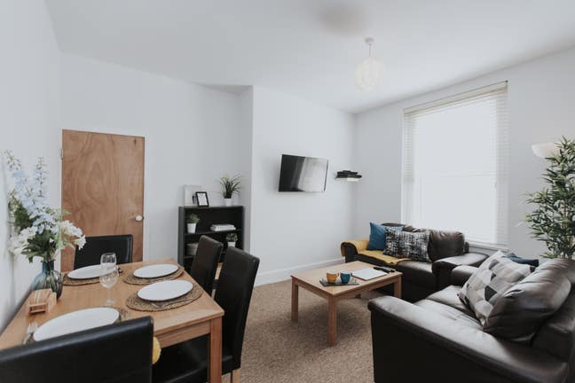 🌟Friendly Professional House, Easy City Access🌟 Main Photo