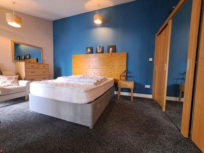 Large double room in spacious duplex apartment Main Photo