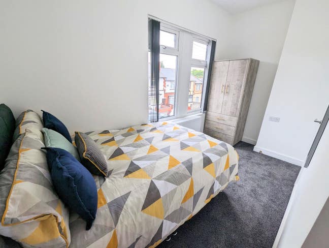 ** New Modern En Suites - All Bills Included! Main Photo