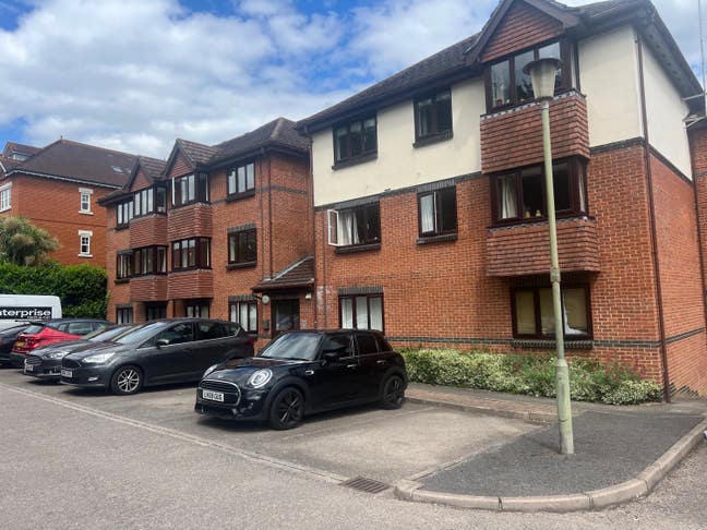 1 Bed Studio Flat - Woking  Main Photo