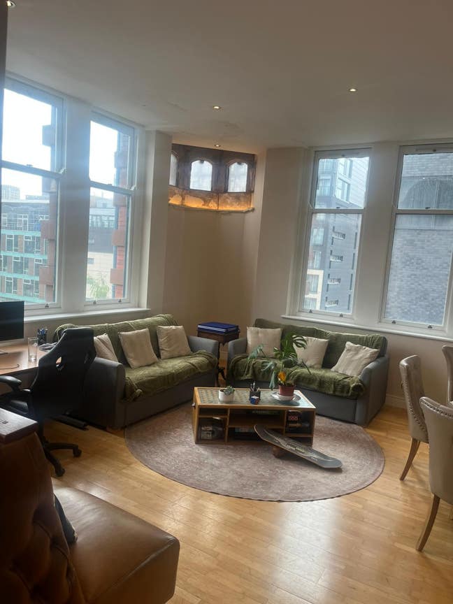 Fully-furnished en-suite double room available Main Photo