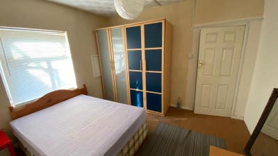 Spacious rooms, walking to town centre Main Photo