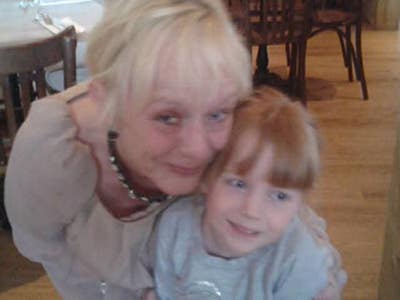 Professional woman seeking accommodation Main Photo