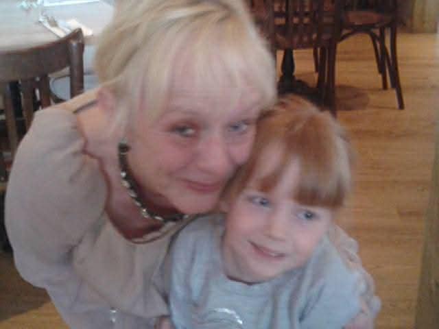 Professional woman seeking accommodation Main Photo