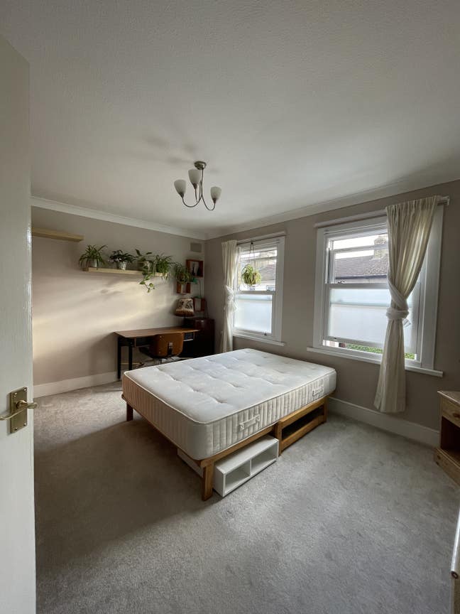 Sunny double bedroom in a Quiet Neighbourhood  Main Photo