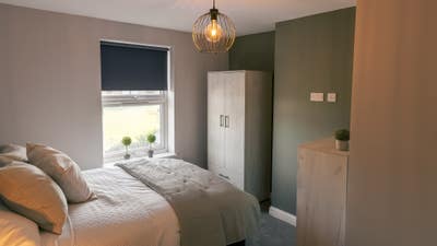 Modern House with Furnished En-Suite Room  Main Photo