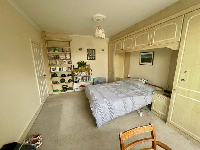 Large double bedroom in friendly house in Ealing Main Photo