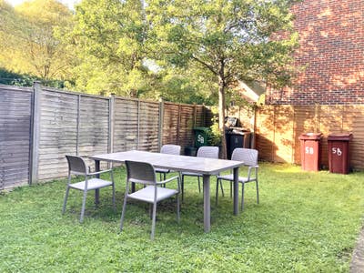 Get Away from It All in an Rhouse Garden  💚🌳 Main Photo