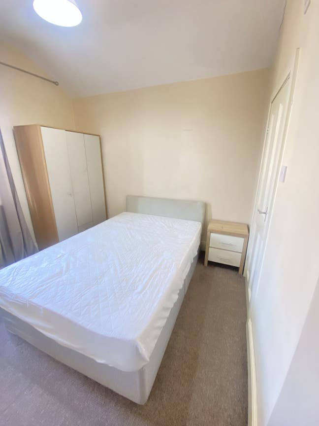 Double Ensuite Rooms Near Hospital Available Now Main Photo