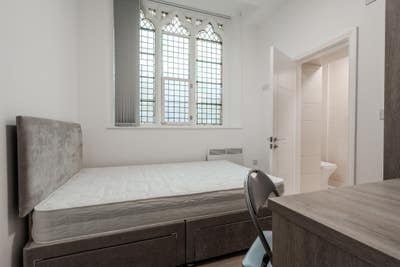 One En-Suite Room Available Now in This 5 Bedroom  Main Photo