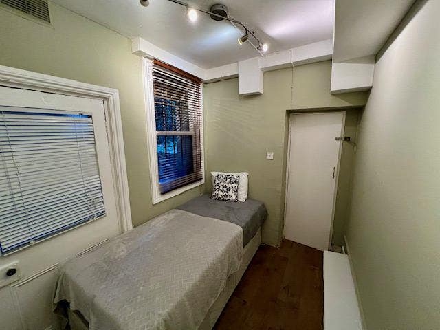 Single Bedsit in West Barons Court W14 9as Main Photo