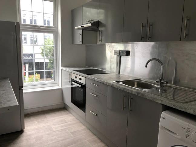 Newly Renovated 6 Bed Flat located in SW14 Main Photo