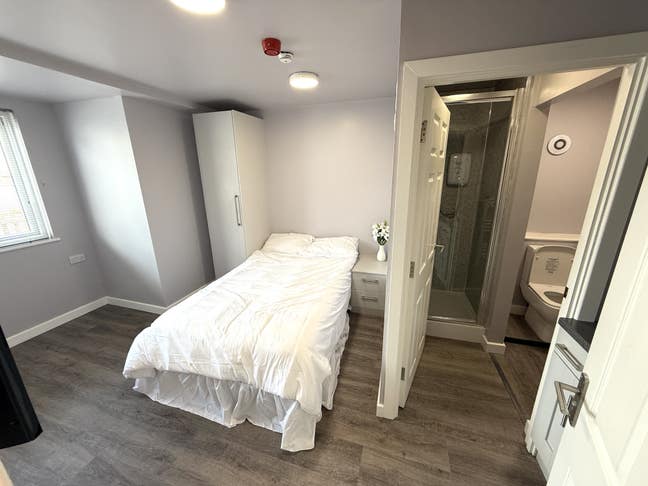 Brand New Ensuite Double Rooms with Kitchonette Main Photo