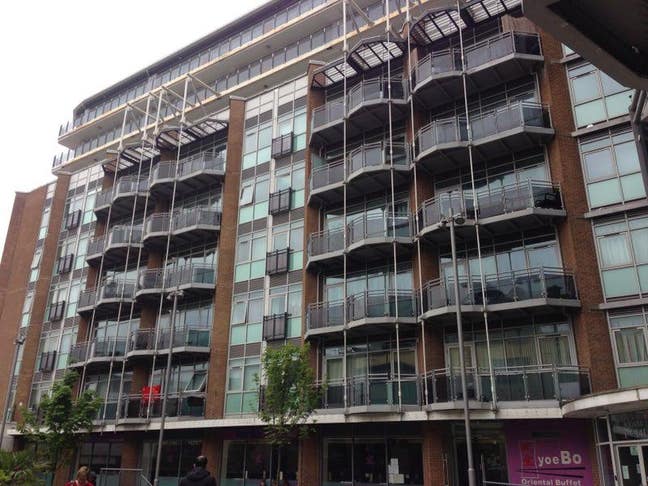 2 Bed Flat + Living Room - 2 Min Stratford Station Main Photo