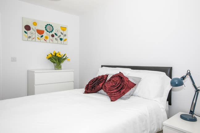 Gorgeous En Suite Double Rooms -Close to Airport Main Photo