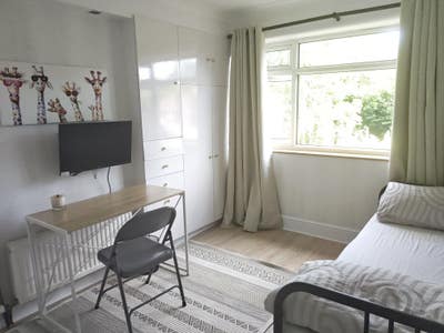 Double room available in good location  Main Photo