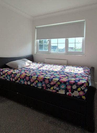Double Bedroom for a Couple/Two Females! Main Photo