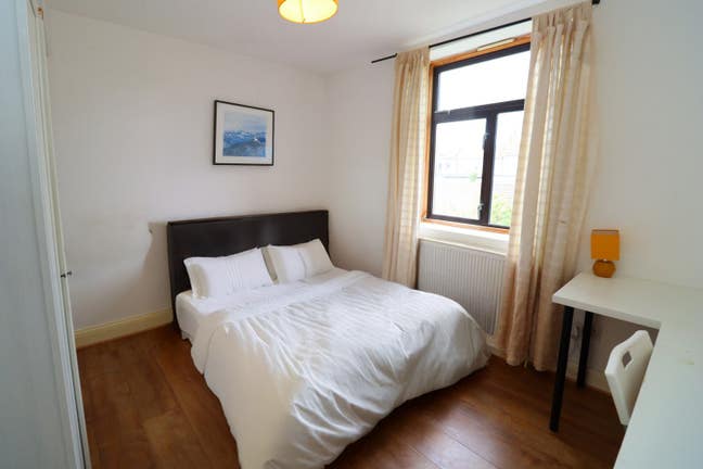 Budget-Friendly Flat Share in Ilford - Act Fast! Main Photo