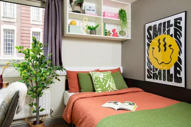 En-suite Room for Sublet – East Central House Main Photo