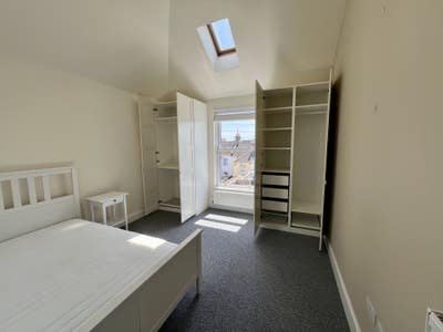 Light, airy, south facing room - central location Main Photo