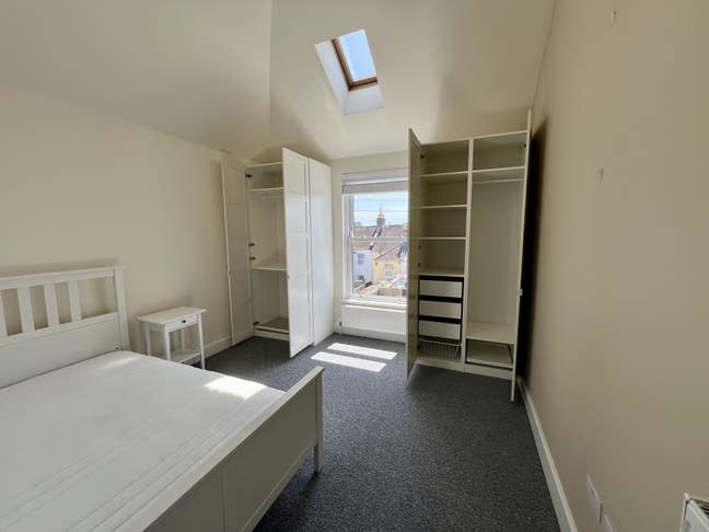 Light, airy, south facing room - central location Main Photo