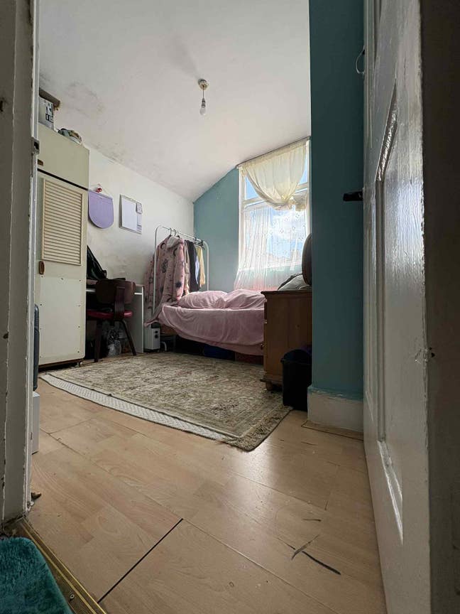 Looking for a female roommate Main Photo