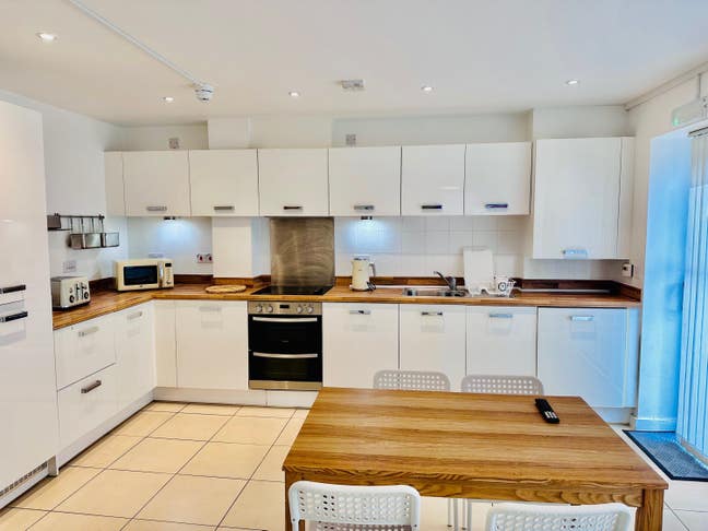 10 minute Walking distance to hospital, Asda and n Main Photo