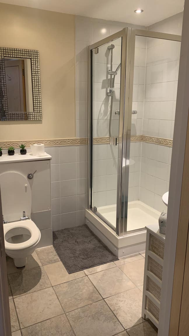 Spacious Doubleroom  with ownbathroom - kew bridge Main Photo