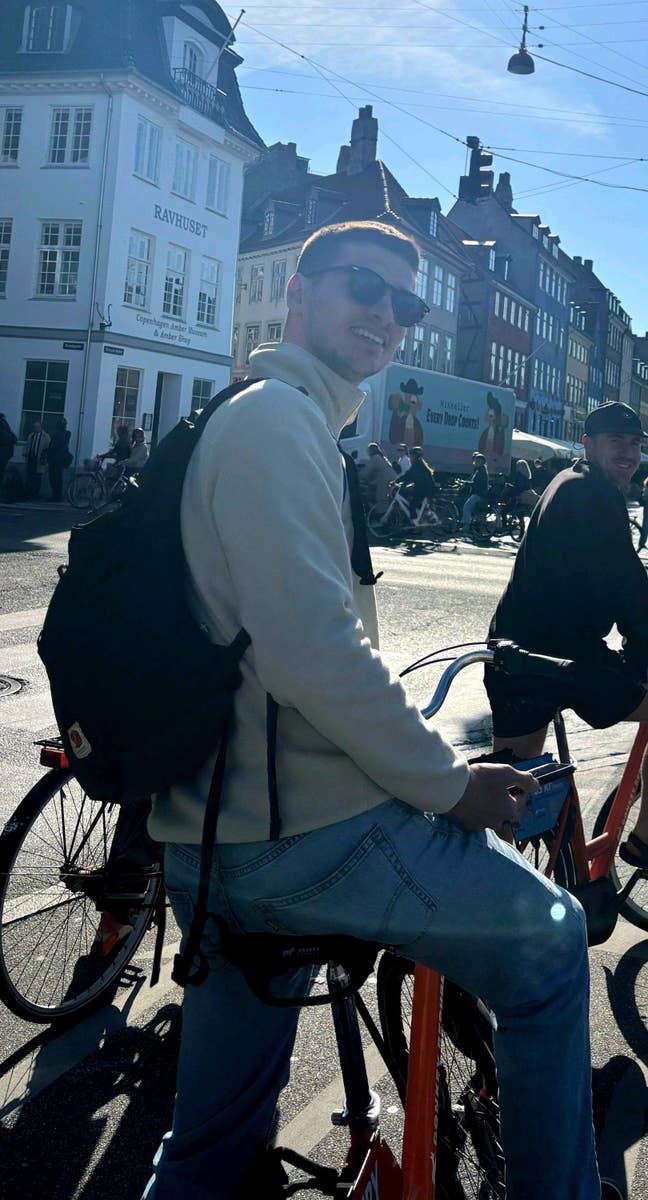 27yo doctor looking for an ensuite room Main Photo