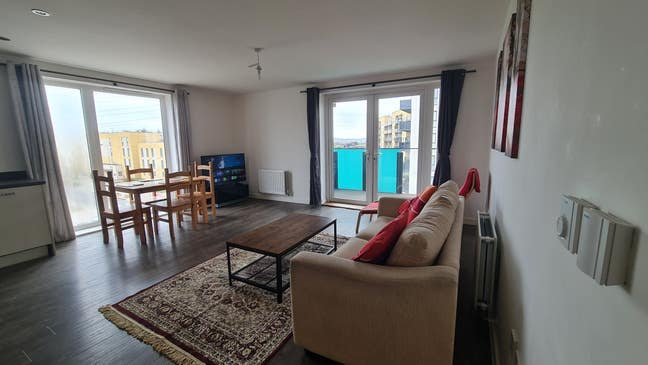 Riverside 2 bed with transport links & parking Main Photo
