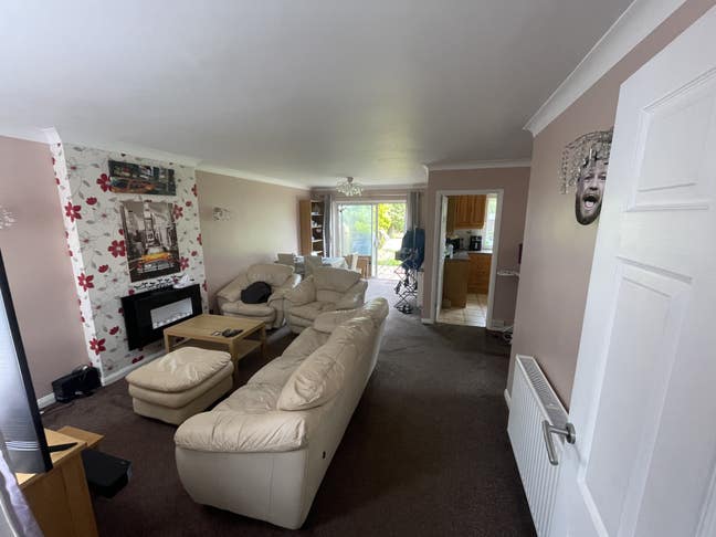 Room Available in Spacious, Well-Equipped House –  Main Photo