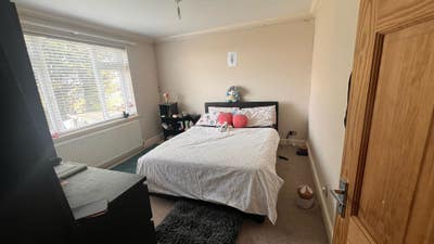 A beautiful and spacious  large double room. Main Photo