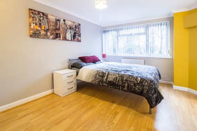 West - East Malling, Kings Hill. En-suite double.  Main Photo