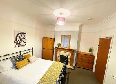 Spacious Room Close To Uol Available Now! Main Photo