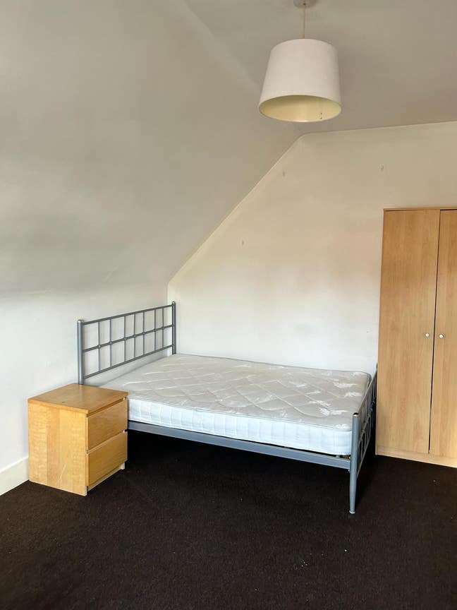 Double room to let in a Professional house Main Photo