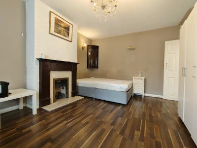  large room with a toilet Main Photo