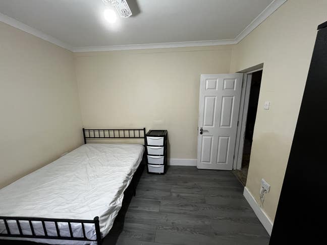 King Room to Rent in West Ealing (Read Descript) Main Photo