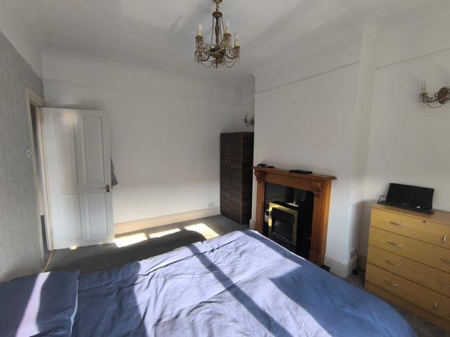 Spacious double bedroom with parking!  Main Photo