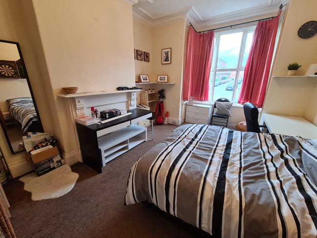 Massive Rooms in Central Hyde Park Main Photo