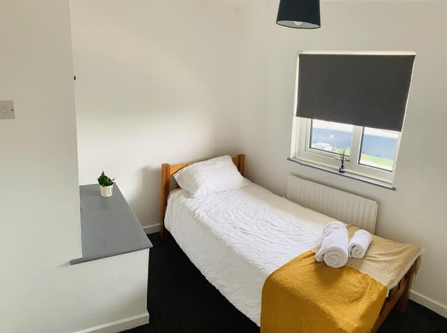Bright Room Available in Peaceful Home – PL5 Area Main Photo