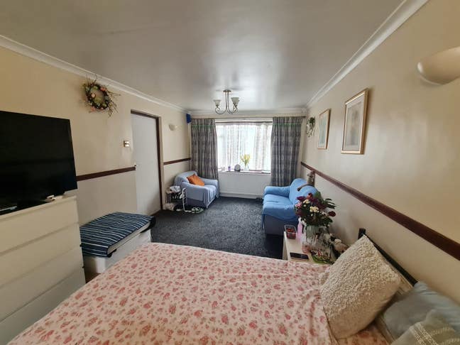 Large double Room to let in slough  Main Photo