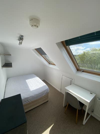 Reduced Skylight Room! + &pound;100 OFF 1st Month! Main Photo