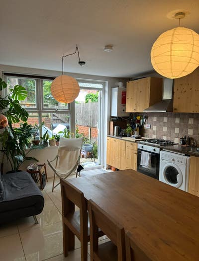 TWO double rooms in friendly houseshare! Main Photo