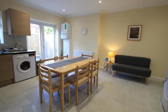 Modern terraced house on a safe, quiet road. Main Photo