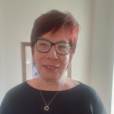 I am a professional female looking for a room... Main Photo