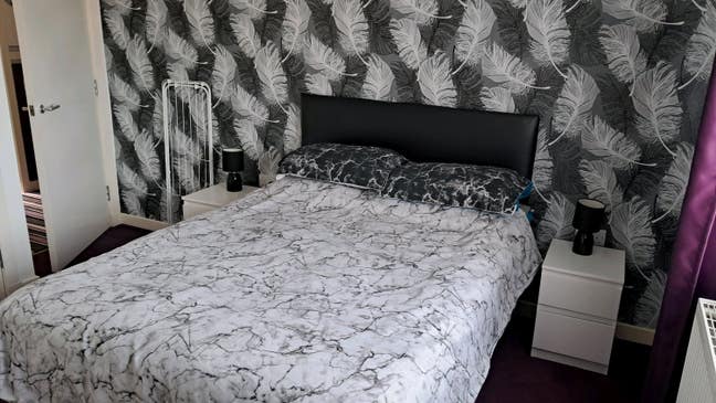 Double room in semi detached home Main Photo